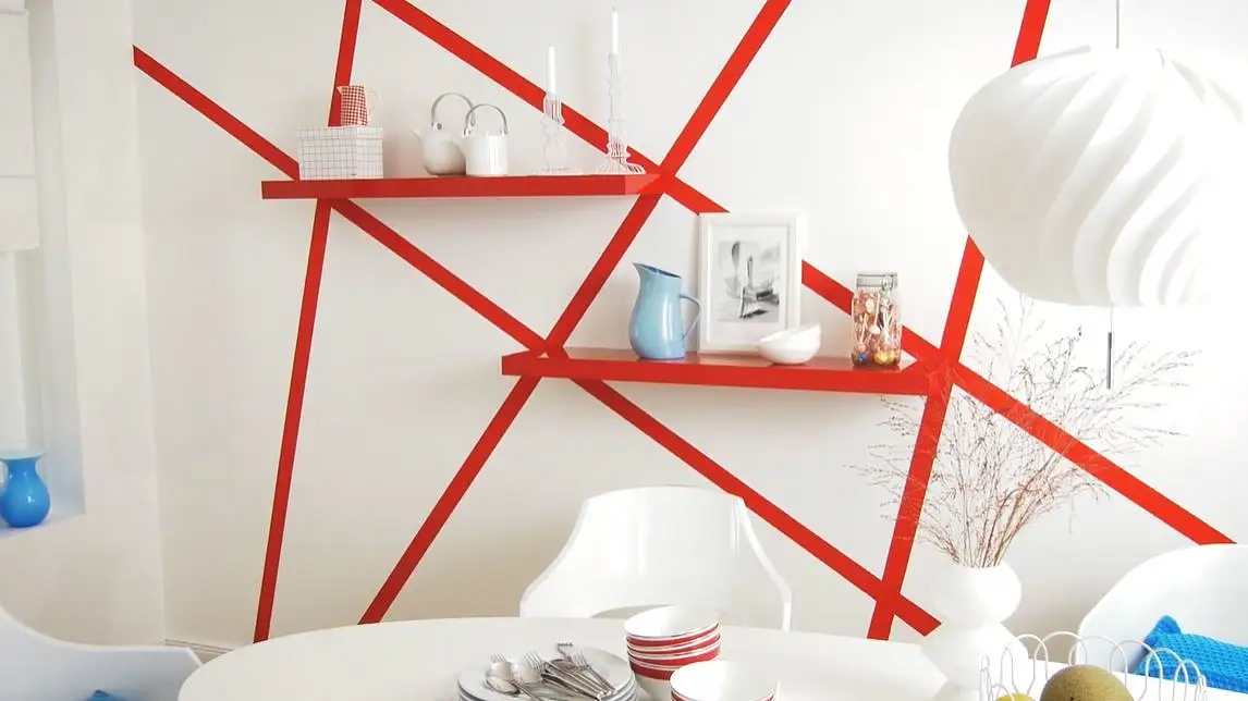 Red striped wall design with the help of tesa® masking tape. An innovative and unique wall design idea for your home.